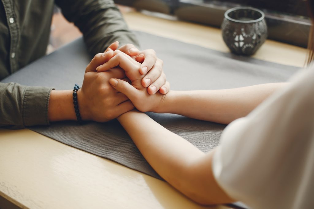 couple-holding-hands